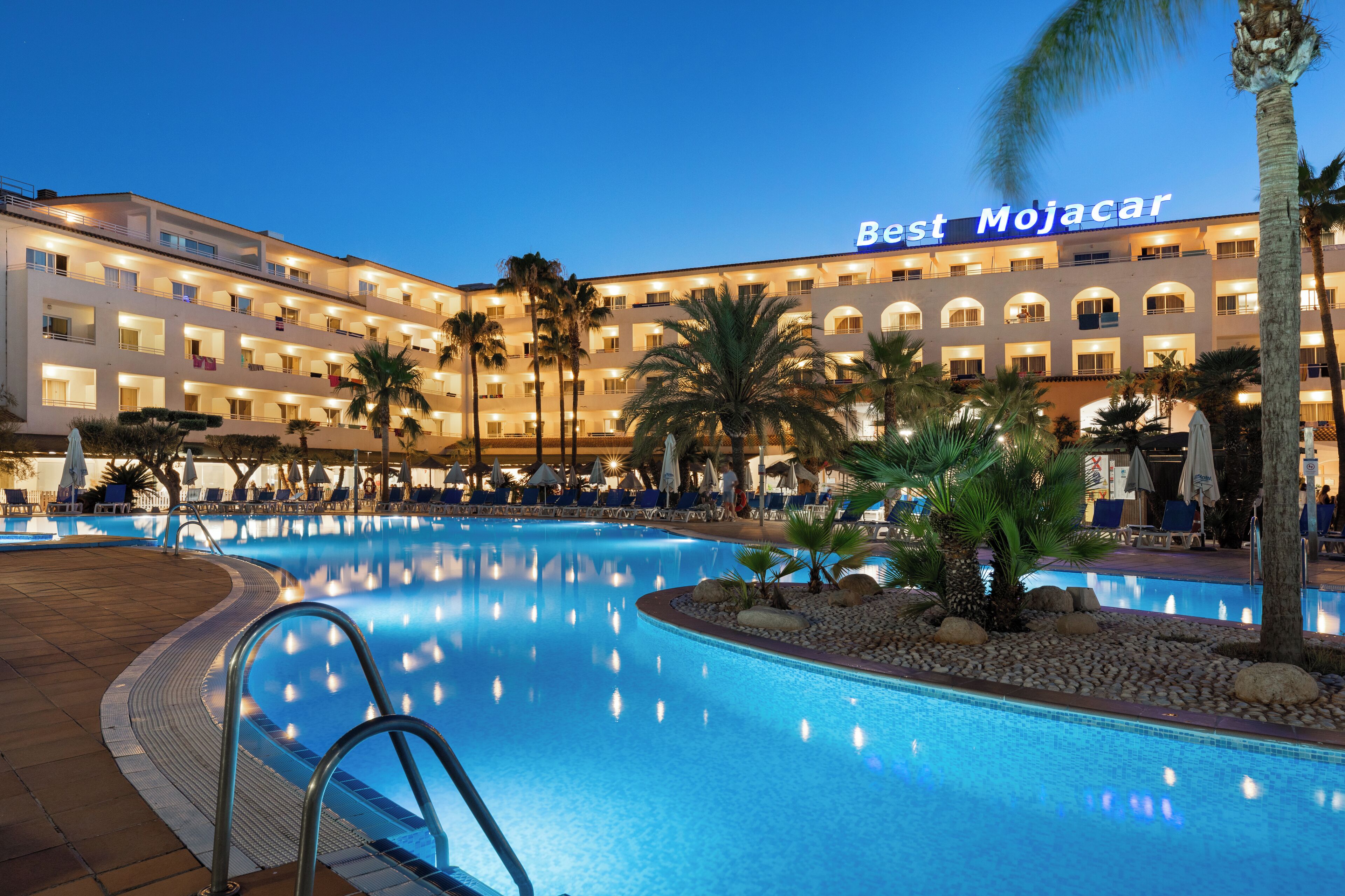 室外游泳池，池畔遮阳伞，日光浴躺椅