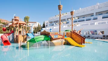 Ulkouima-allas avoinna 10.00–19.00, aurinkovarjoja, aurinkotuoleja