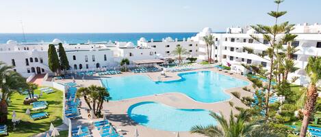 Piscine extérieure, parasols de plage, chaises longues