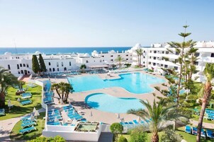 Piscina externa, funciona das 10h às 19h, guarda-sóis, espreguiçadeiras