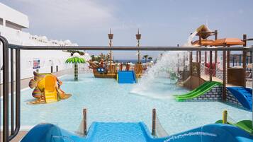 Piscine extérieure, parasols de plage, chaises longues