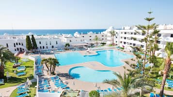 Una piscina al aire libre (de 10:00 a 19:00), sombrillas, tumbonas