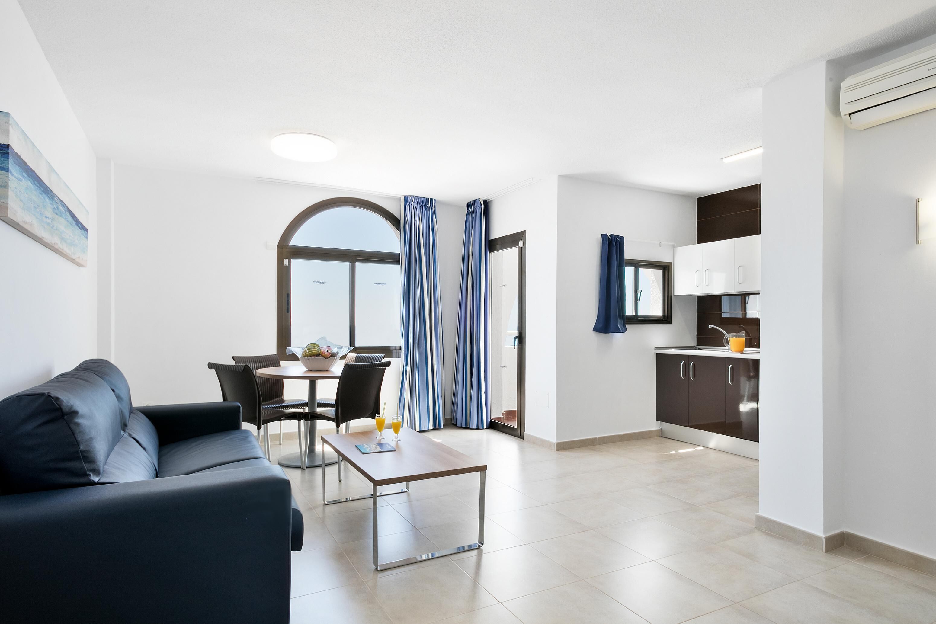 Caixa forta a l'habitació, escriptori i roba de llit 