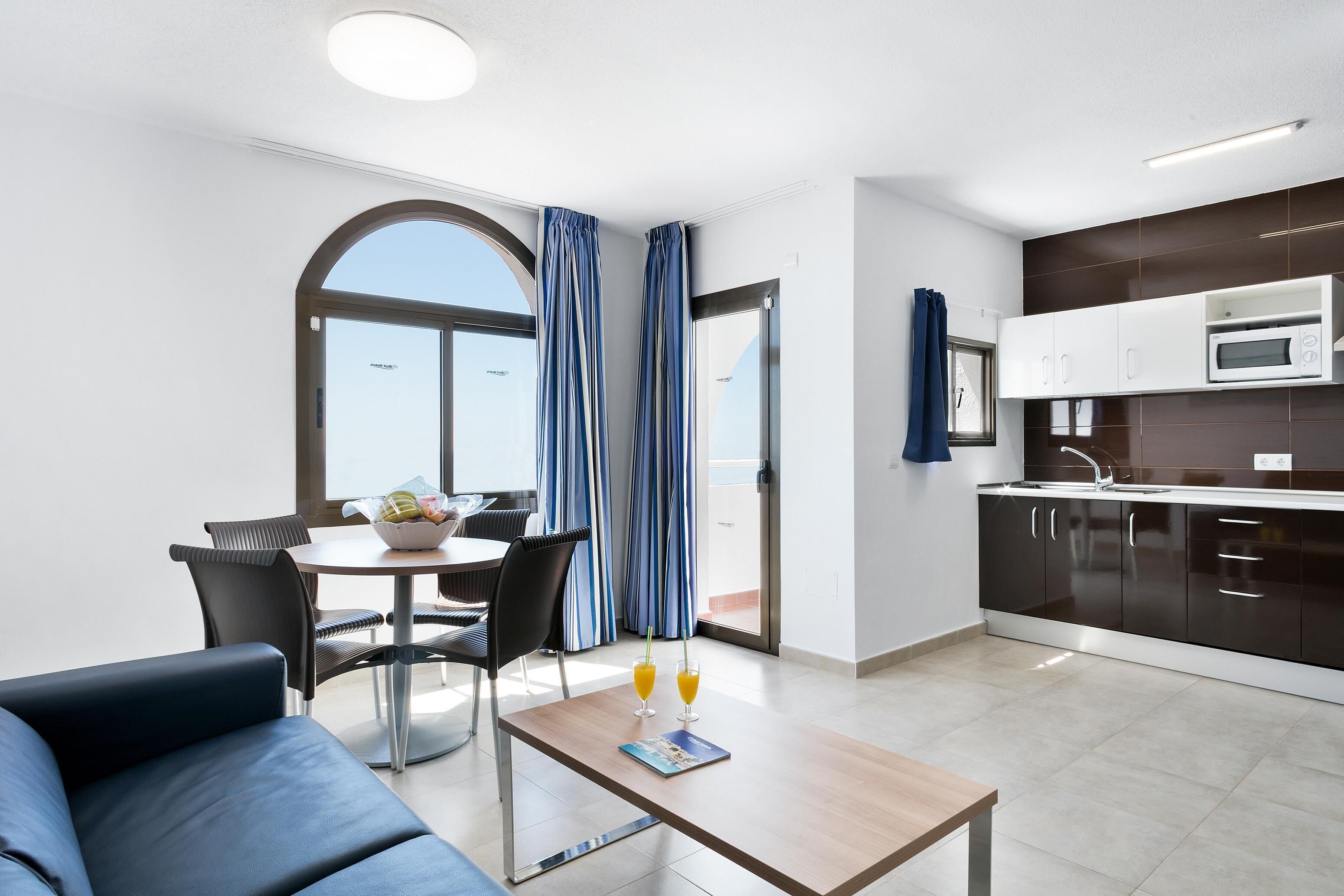 Een kluis op de kamer, een bureau, beddengoed