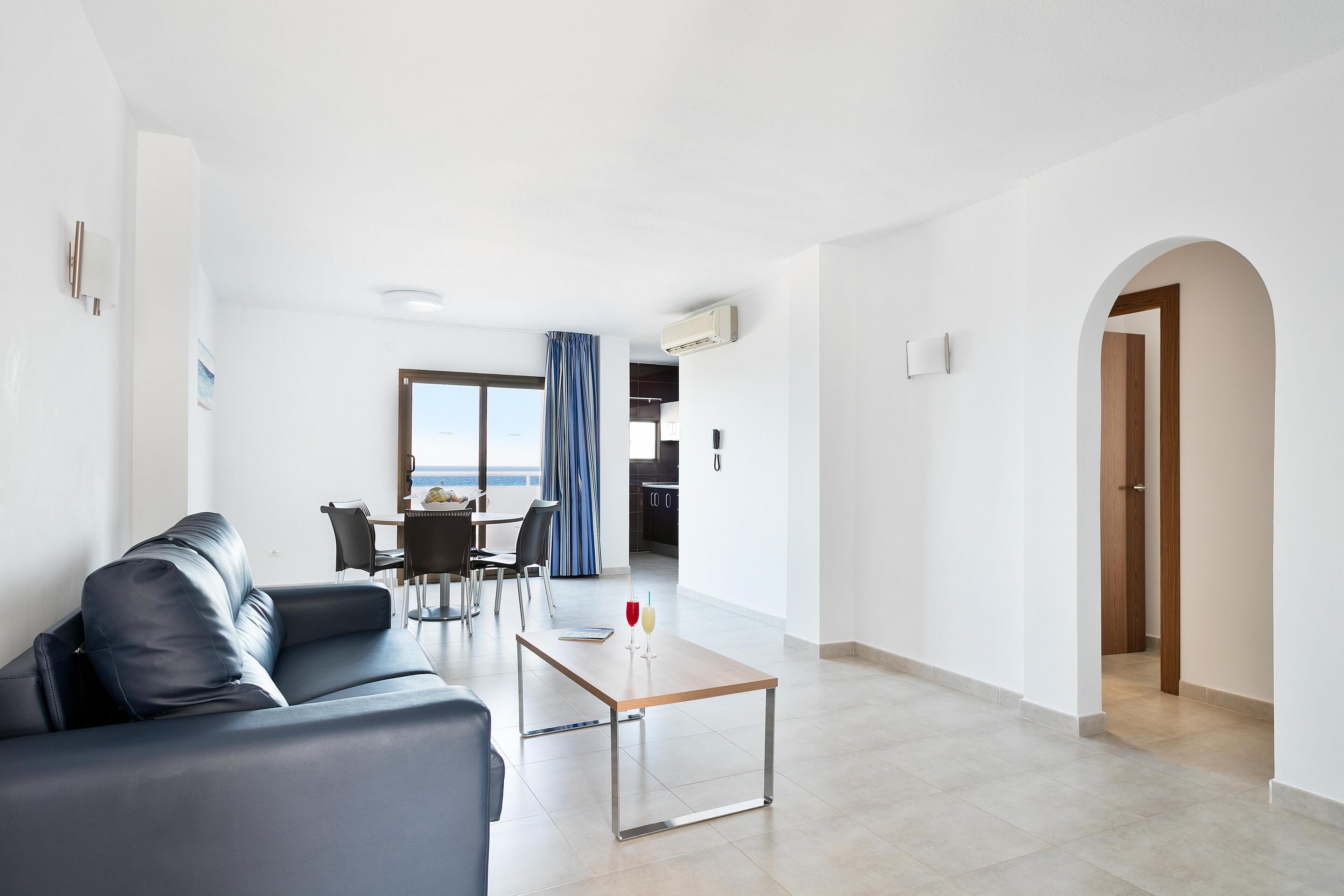 Een kluis op de kamer, een bureau, beddengoed