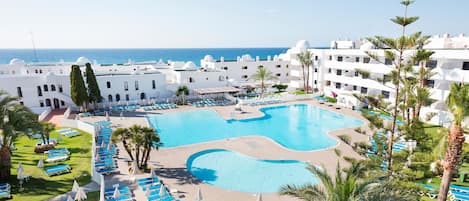 Utendørsbasseng, bassengparasoller og solsenger