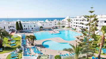 Ulkouima-allas avoinna 10.00–19.00, aurinkovarjoja, aurinkotuoleja