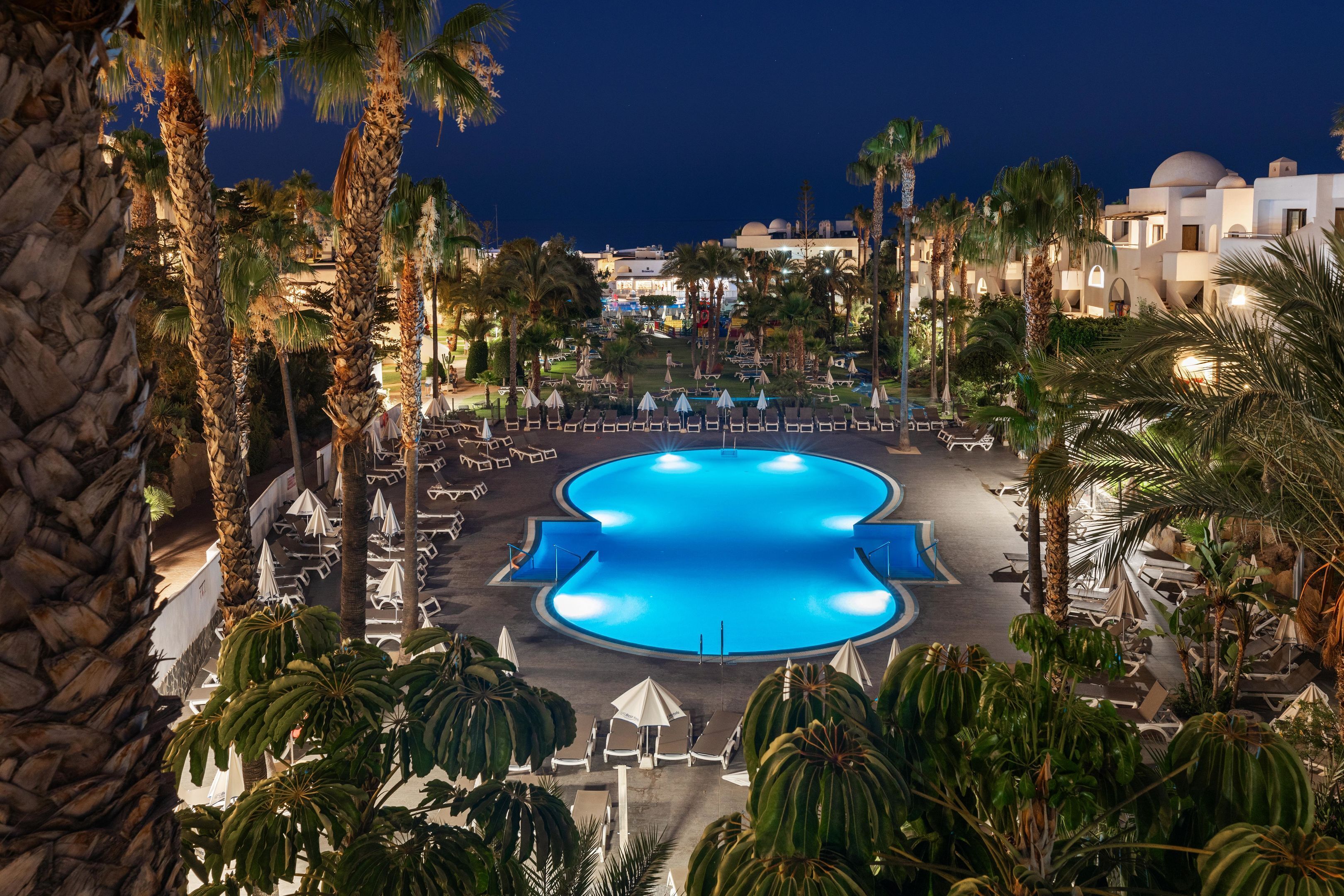 Piscine extérieure, parasols de plage, chaises longues