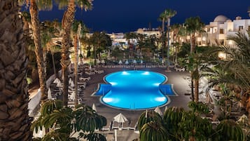 Piscina a l'aire lliure (horari: 10:00-19:00), para-sols i gandules