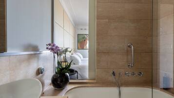 Un bagno moderno con vasca, lavandino bianco e specchio.