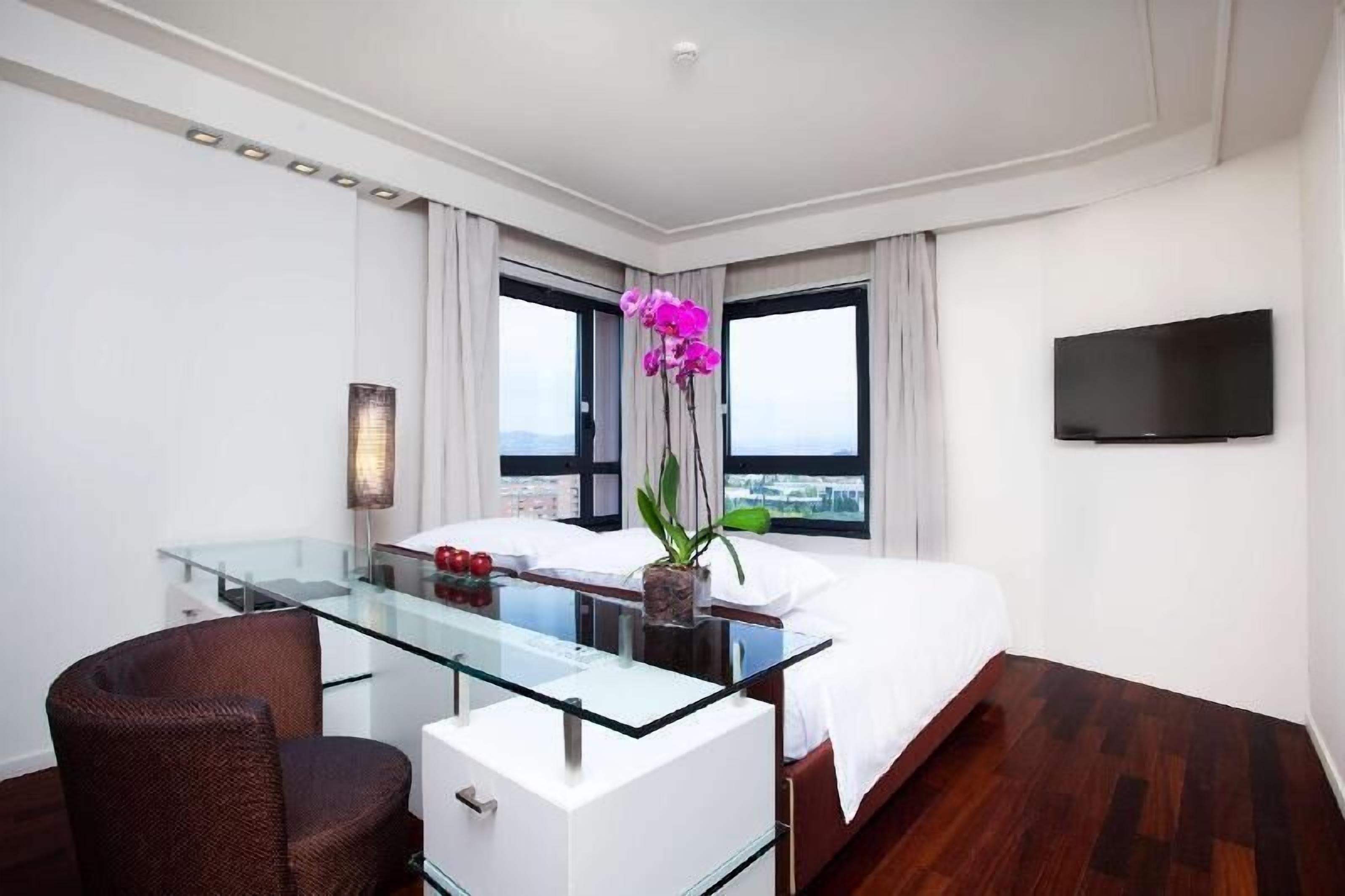 Bar mini, peti besi dalam bilik, meja, kalis bunyi 