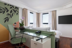 迷你吧、房內夾萬、書桌、隔音