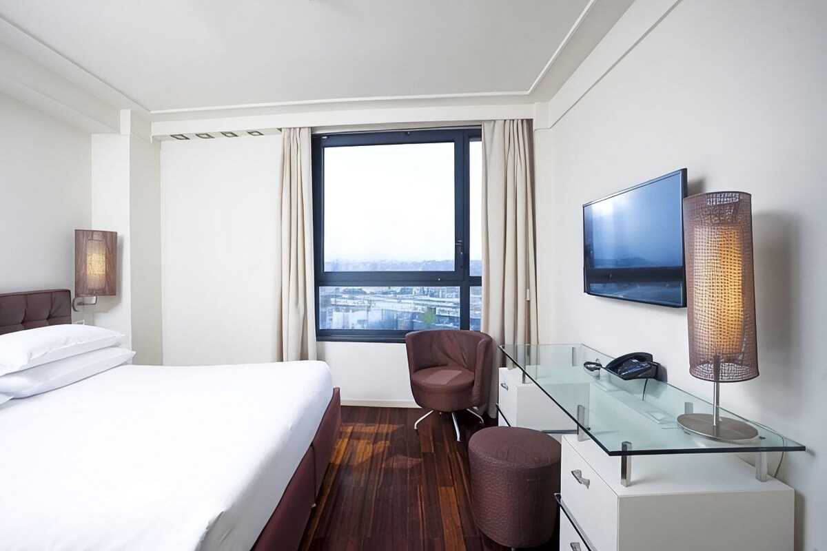 Minibar, in-room safe, desk, soundproofing