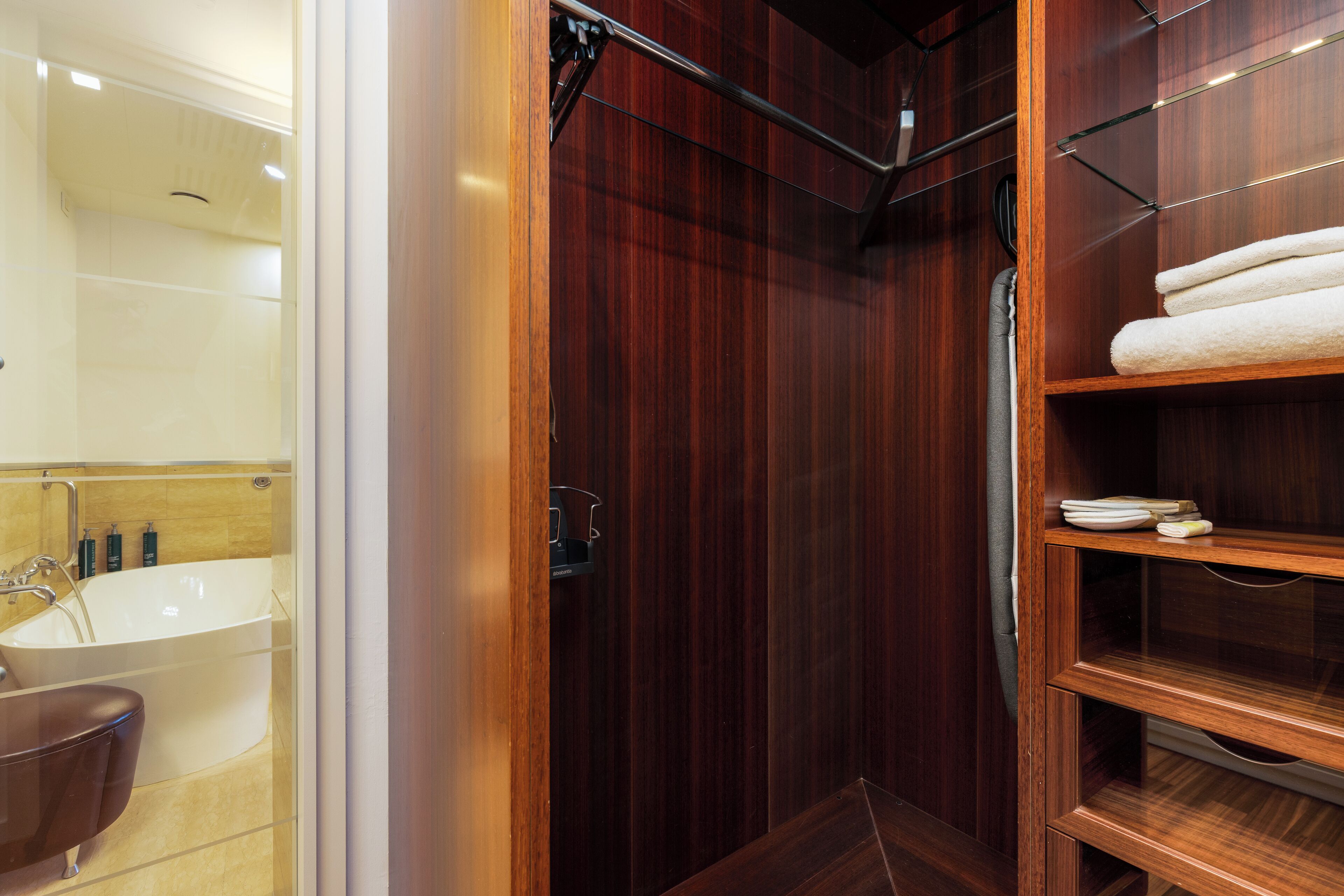 junior suite, 1 king bed (family) | minibar, in-room safe, desk, soundproofing