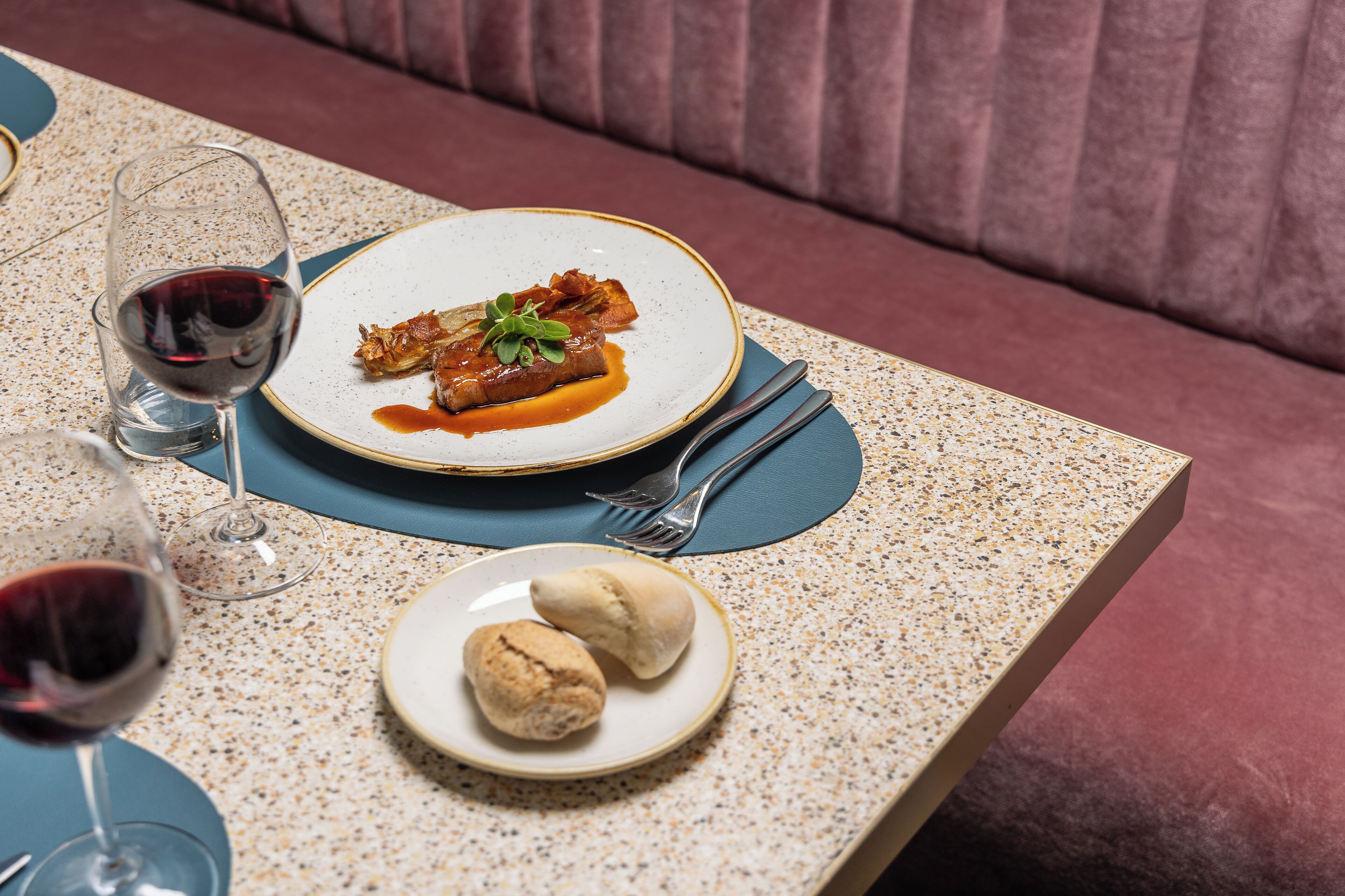 lunch and dinner served, italian cuisine