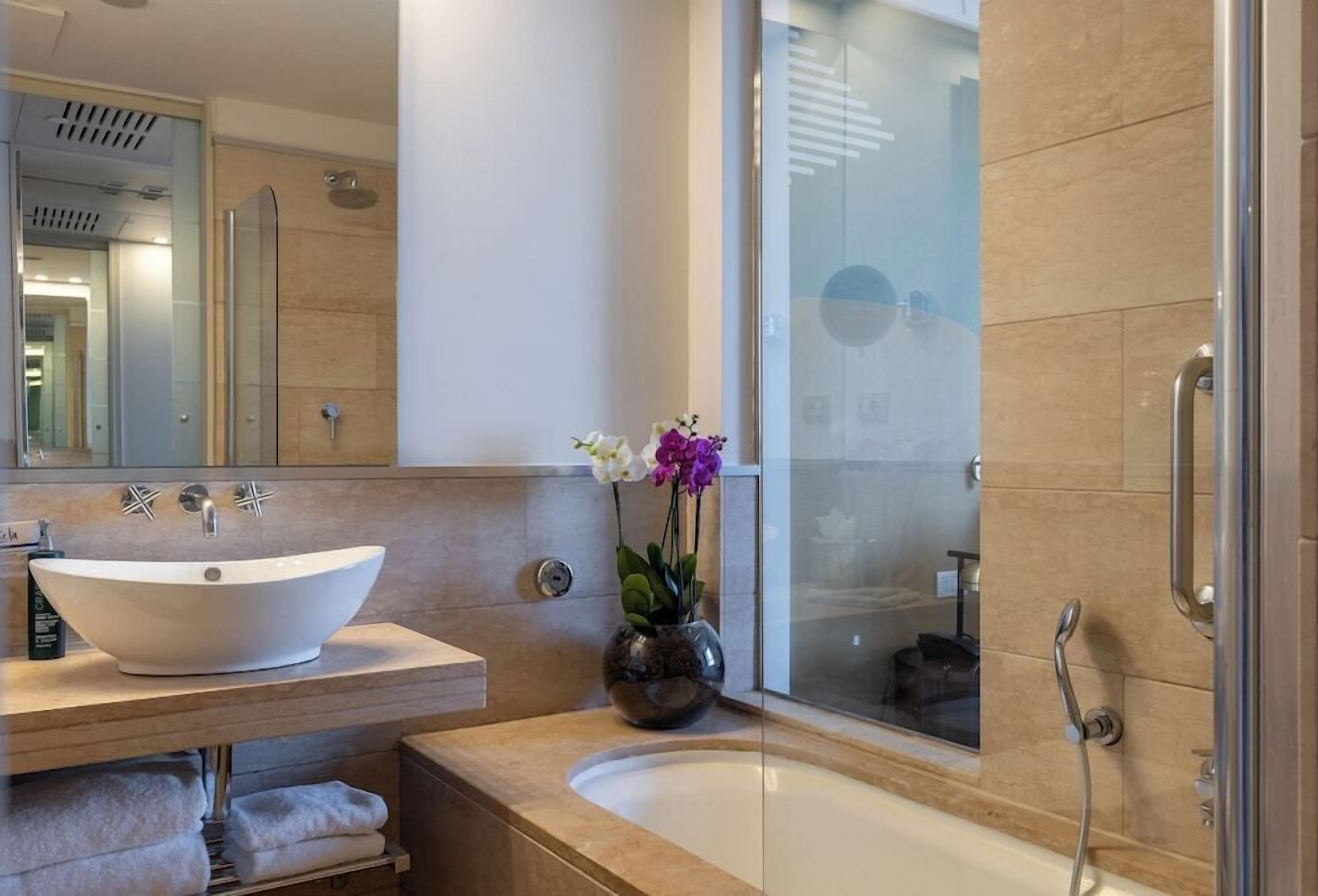 Badezimmer | Dusche, kostenlose Toilettenartikel, Haartrockner, Hausschuhe