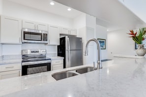 Fridge, microwave, stovetop, dishwasher