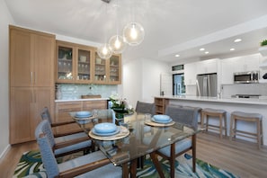 Appart'hôtel, 3 chambres, vue golf (95) | Restauration dans la chambre