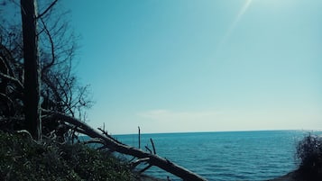Pantai persendirian berhampiran, pasir hitam, kerusi lepak pantai