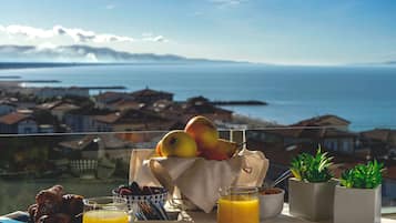 Daily buffet breakfast (EUR 8.00 per person)