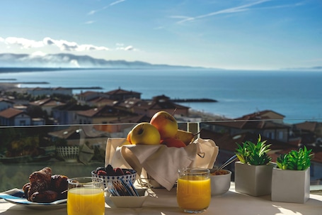 Desayuno buffet diario (EUR 8.00 por persona)