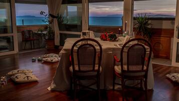 2 개의 레스토랑, 아침 식사 제공