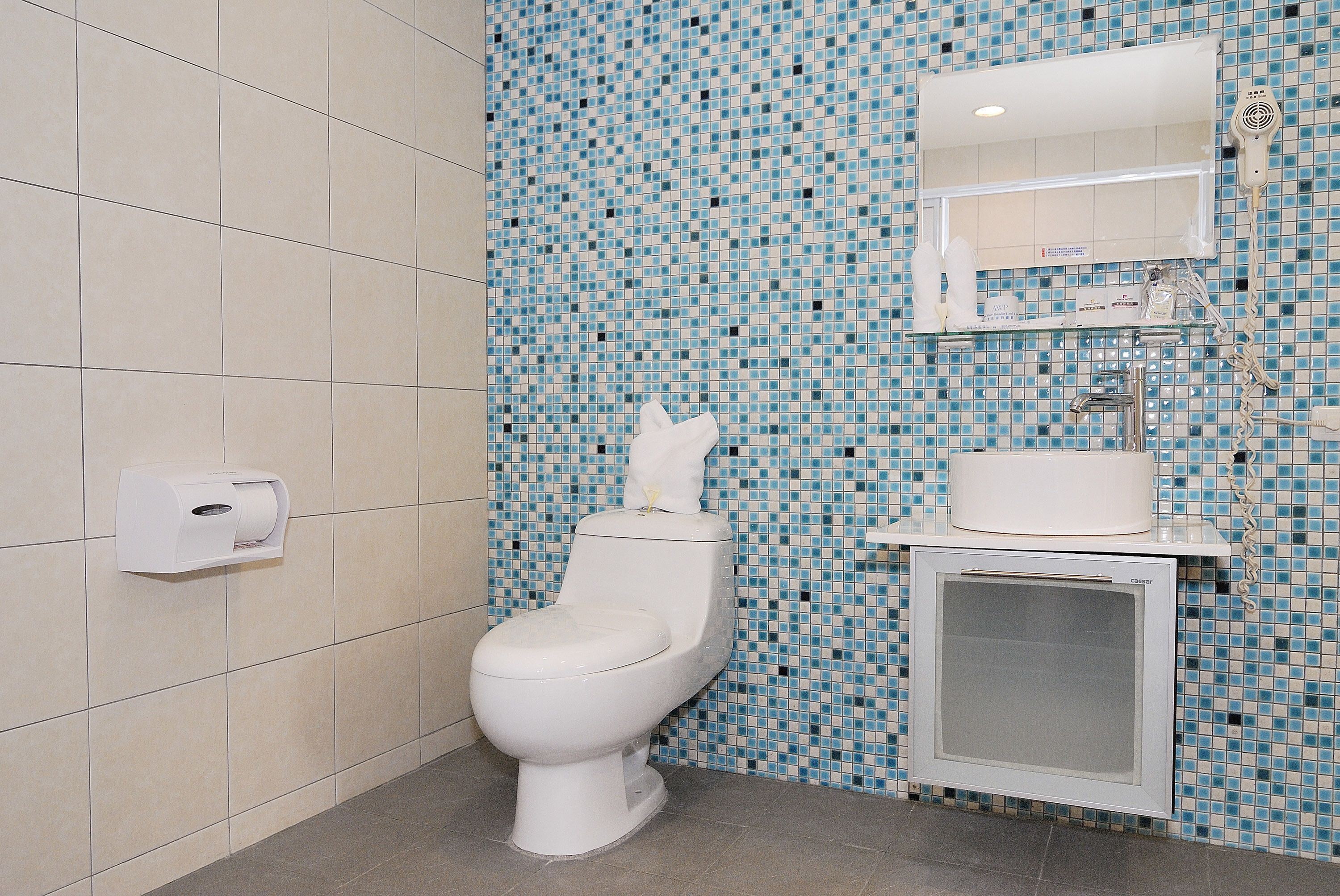 Un baño con inodoro, lavabo y espejo.