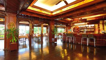 Sarapan, makan tengah hari, makan malam dihidangkan; kolam renang