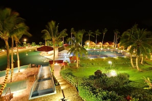 2 piscinas al aire libre, sombrillas, tumbonas