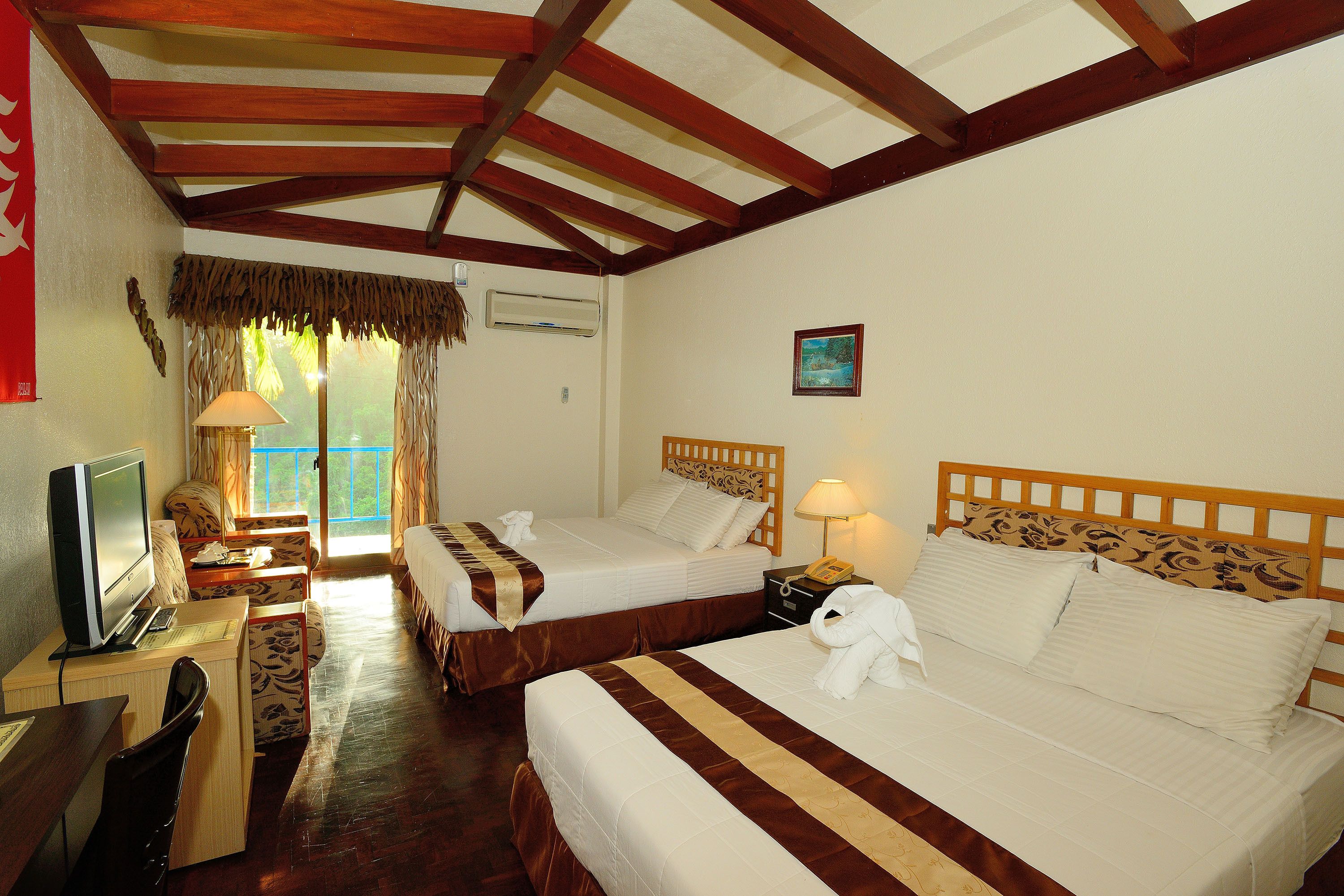 Chambre Double Standard, 2 grands lits, vue cour intérieure | Coffres-forts dans les chambres, bureau, chambres insonorisées