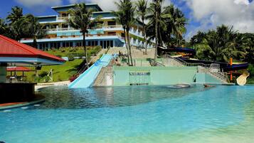 2 kolam renang terbuka, payung kolam, kerusi lepak pantai