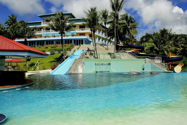 2 utendørsbassenger, bassengparasoller og solsenger