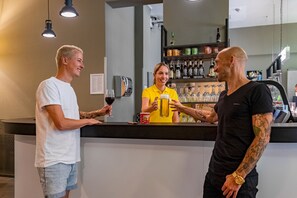 Bar (on property) - a&o München Hauptbahnhof - Hostel (Munich)
