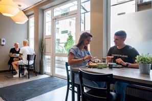 Tägliches Frühstücksbuffet (12.50 EUR pro Person)