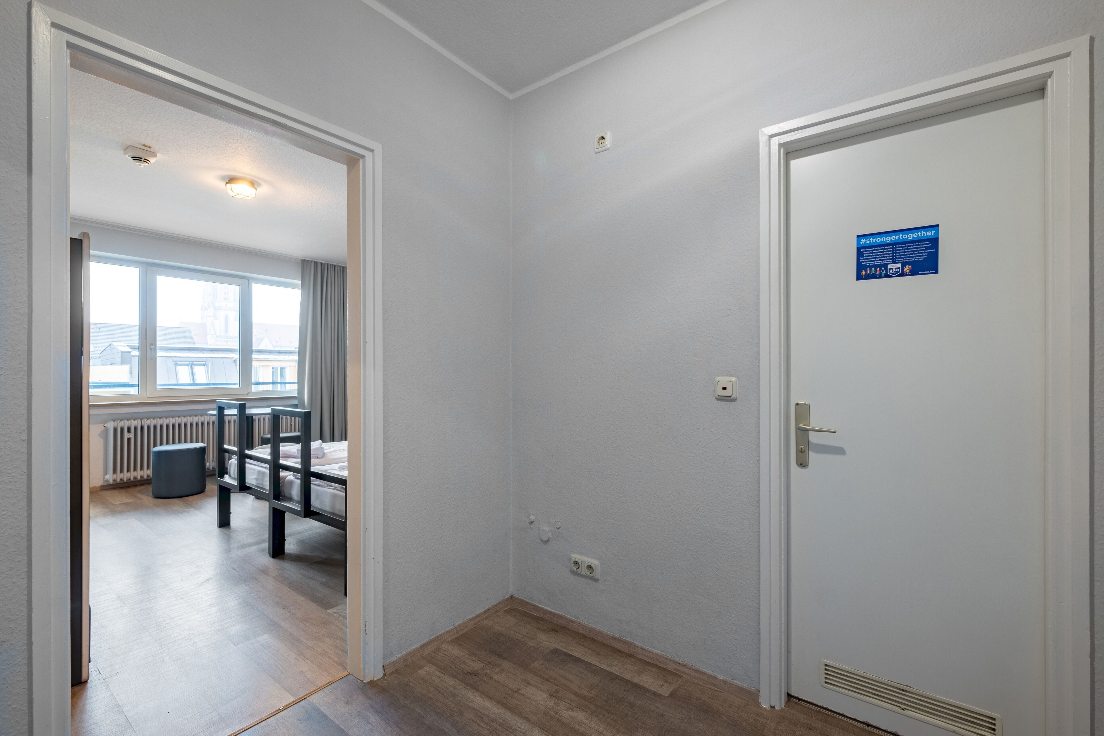 Tabla de planchar con plancha, wifi gratis y ropa de cama 