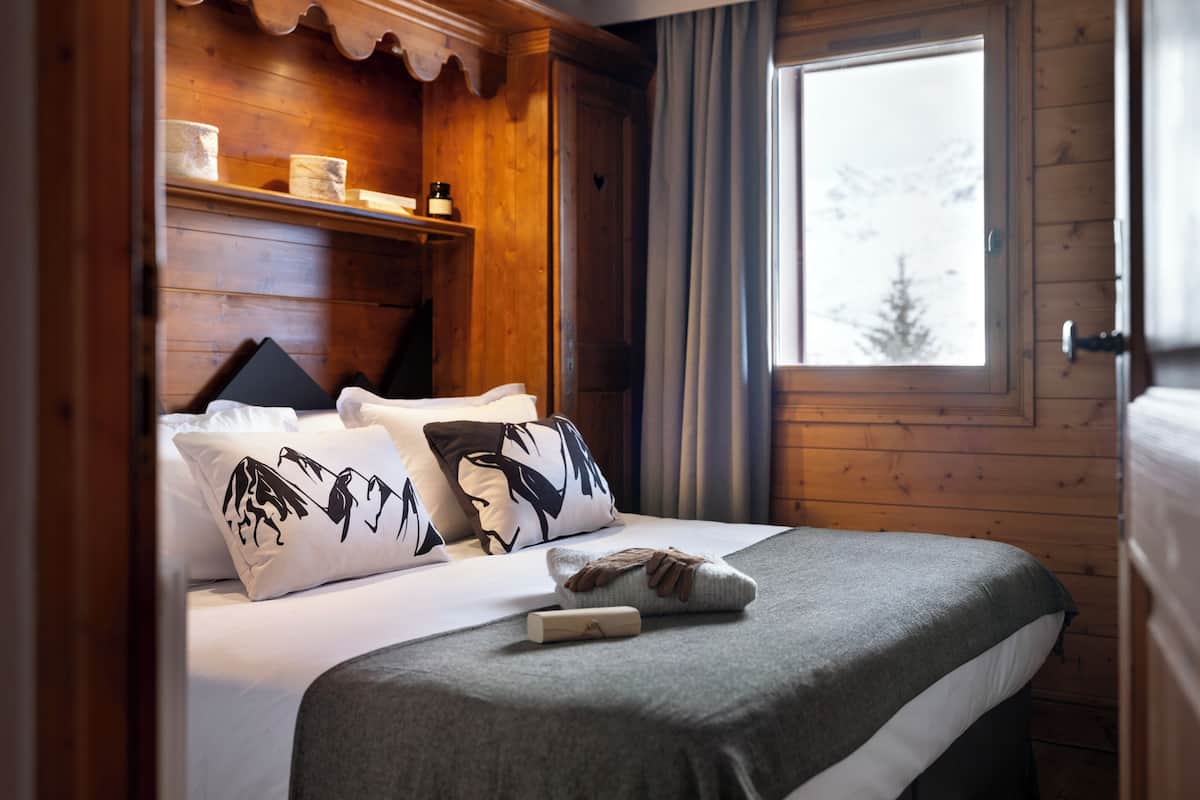 1 habitación, tabla de planchar con plancha y cunas gratuitas
