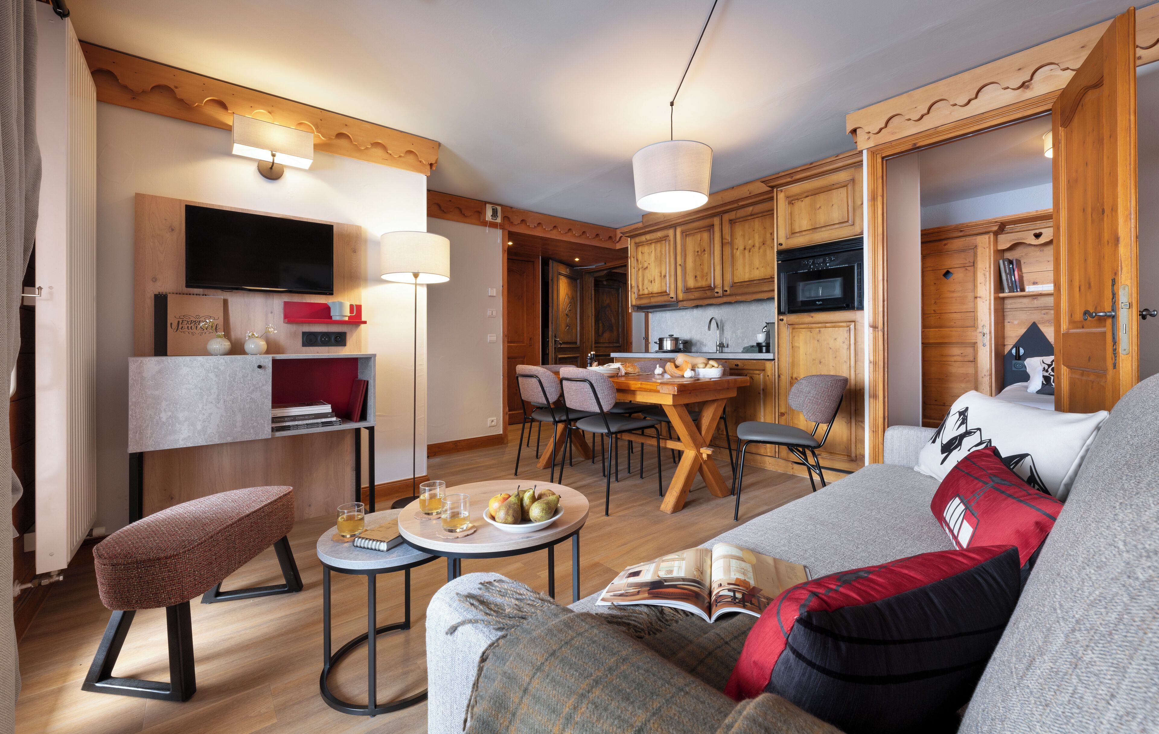 Departamento estándar, 2 habitaciones | Área de sala de estar | Televisión 