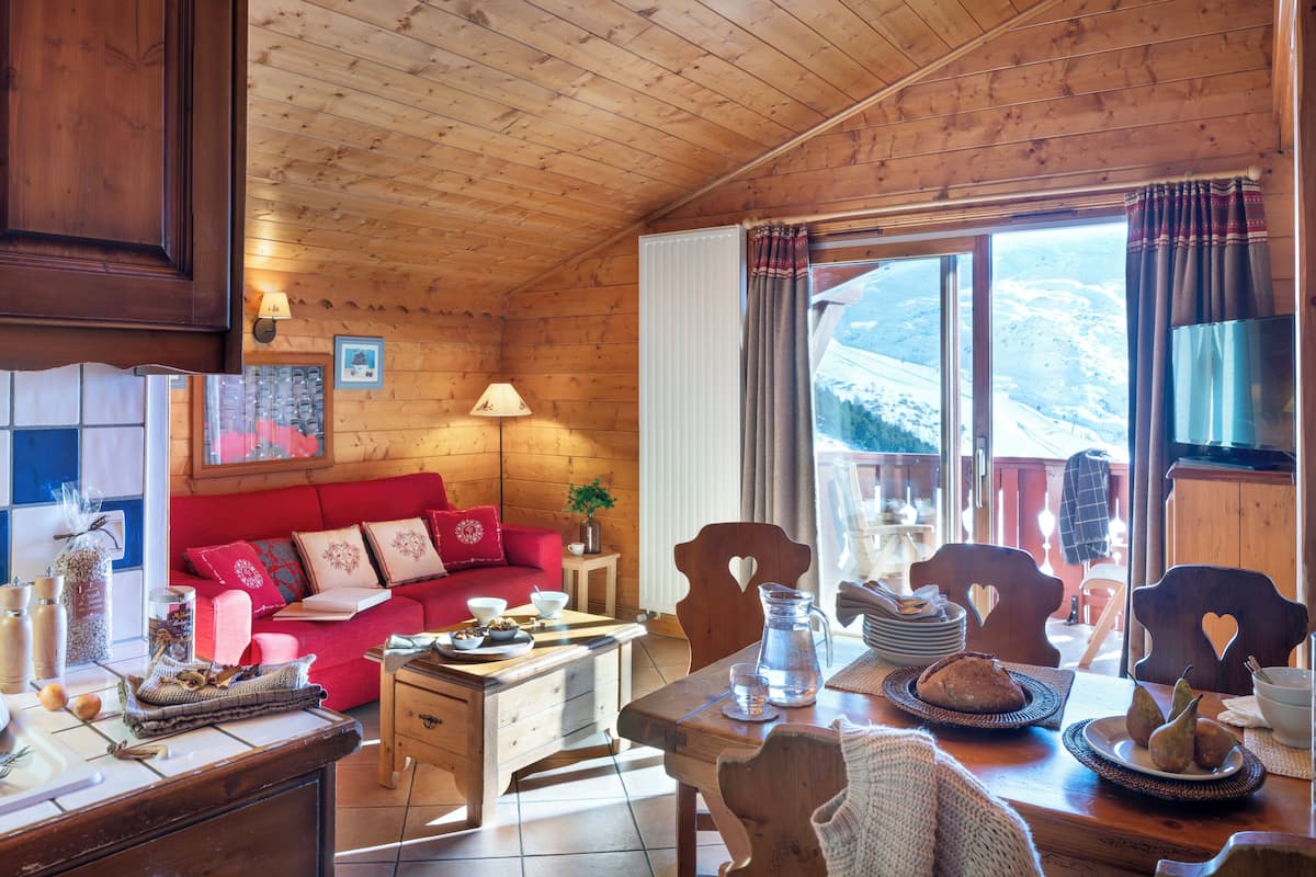 Departamento, 2 habitaciones | Área de sala de estar | Televisión