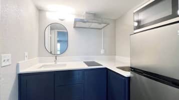 Habitación Deluxe doble, cocina básica | Cocina privada | Microondas en la zona común