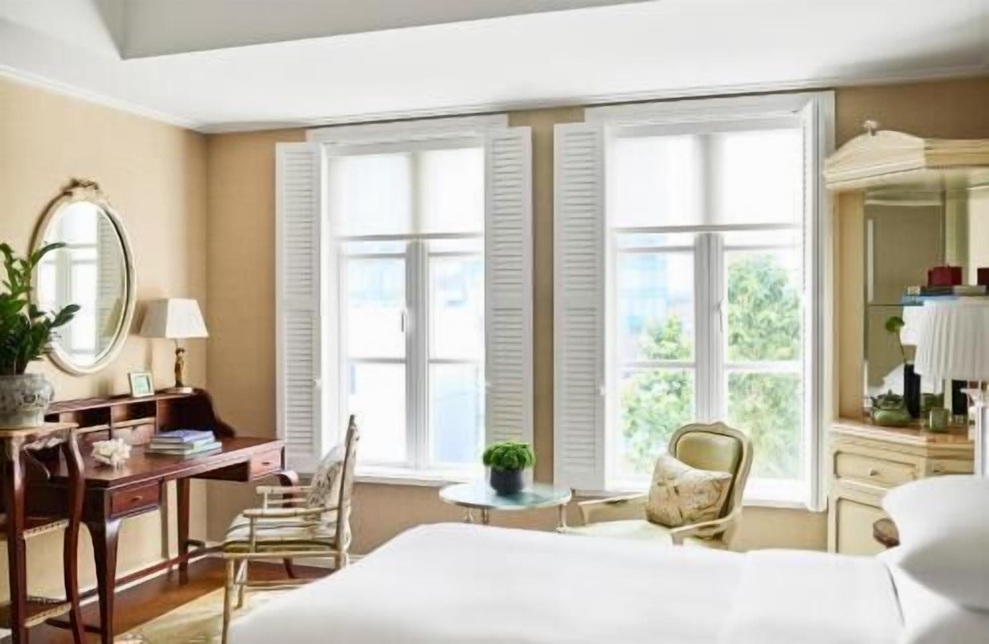 Literie hypoallergénique, minibar, coffres-forts dans les chambres
