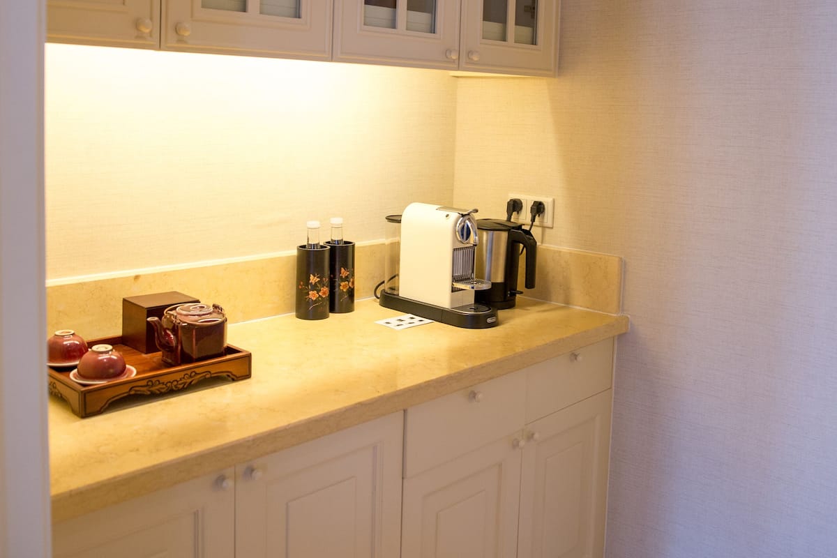 coffee/tea maker, high chair