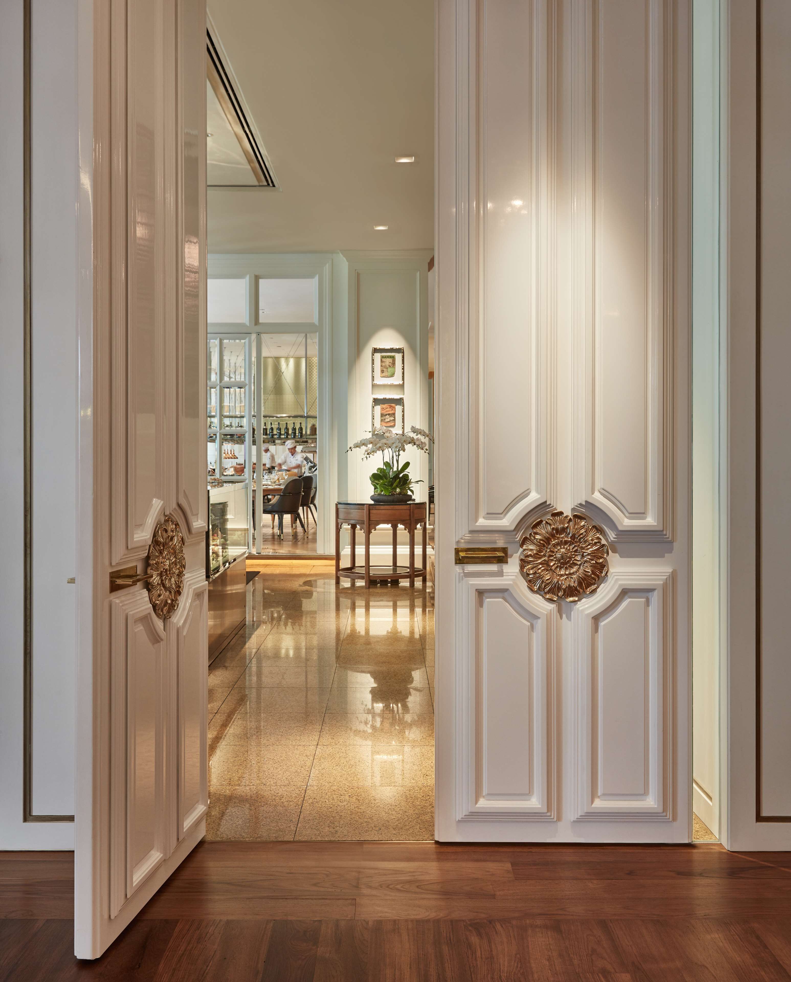 2 restaurants, breakfast, lunch, dinner served; Italian cuisine 