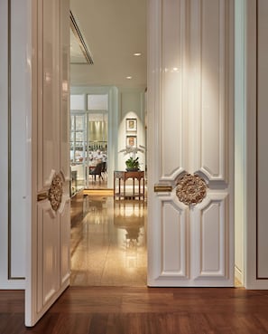 2 restaurants, breakfast, lunch, dinner served; Italian cuisine