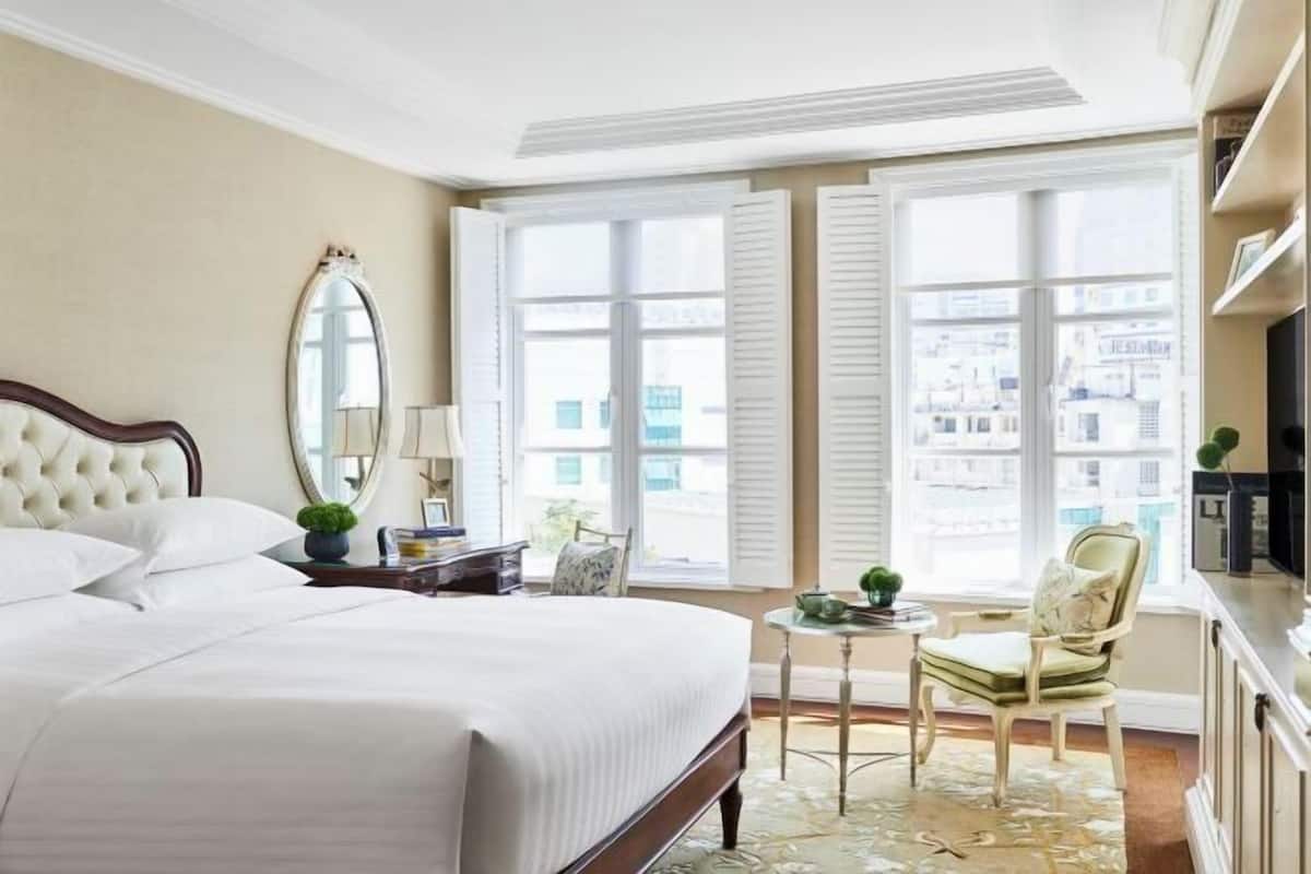 Hypo-allergenic bedding, minibar, in-room safe, desk