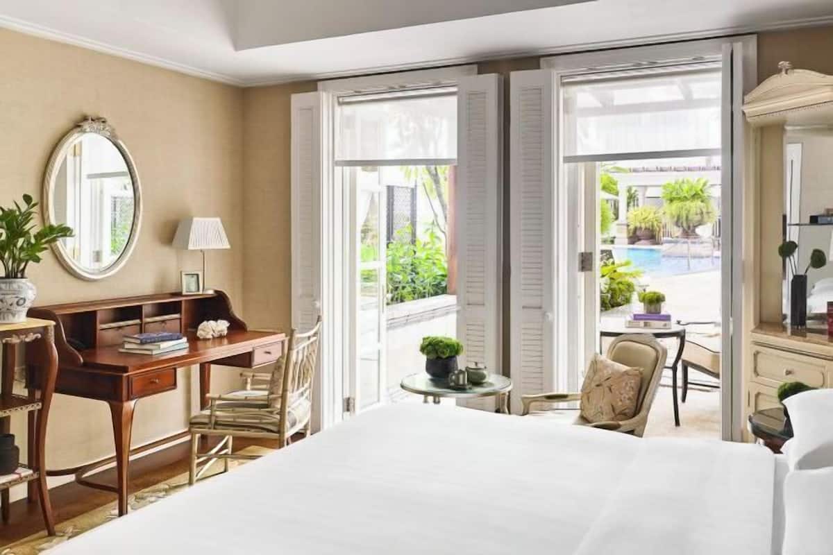 Hypo-allergenic bedding, minibar, in-room safe, desk
