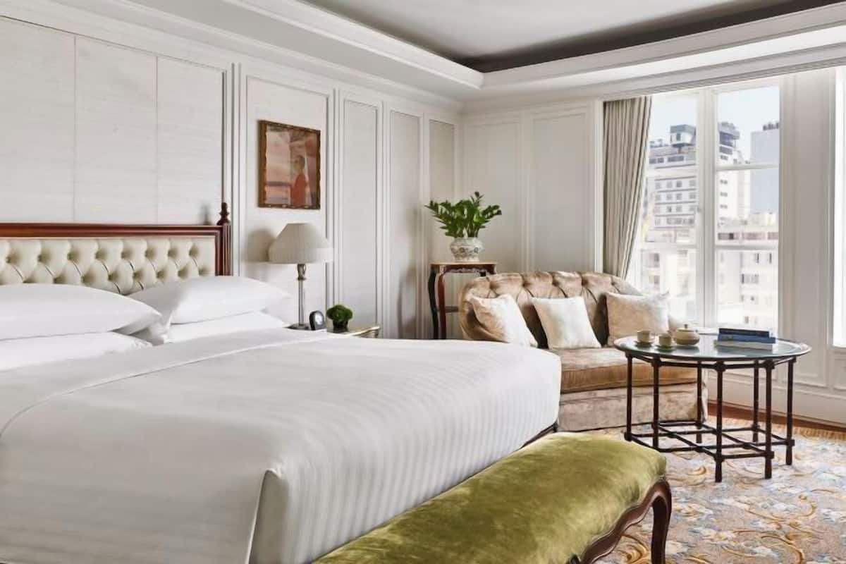 Hypo-allergenic bedding, minibar, in-room safe, desk