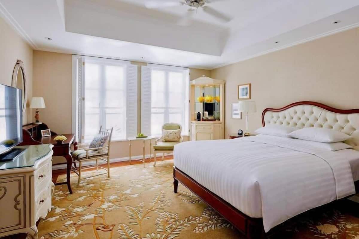 Hypo-allergenic bedding, minibar, in-room safe, desk