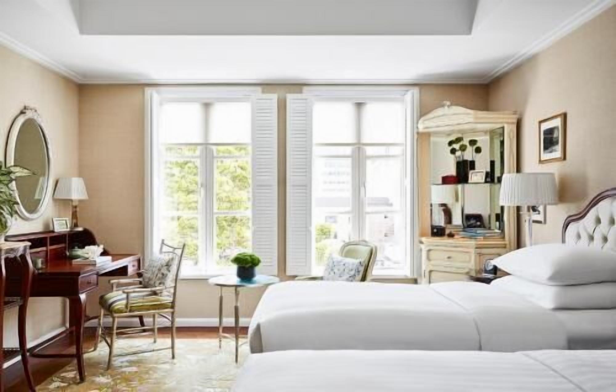 Literie hypoallergénique, minibar, coffres-forts dans les chambres