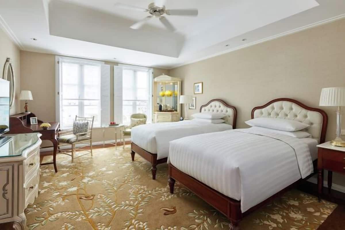 Hypo-allergenic bedding, minibar, in-room safe, desk