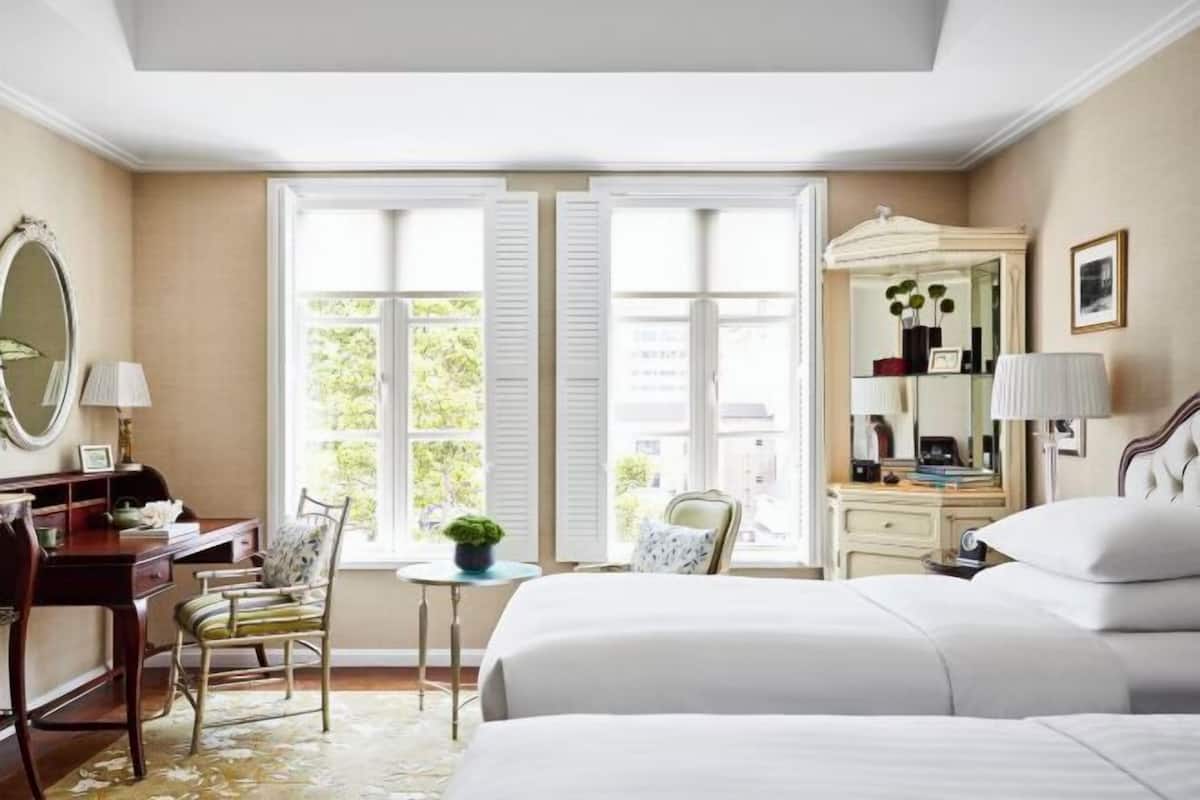 Hypo-allergenic bedding, minibar, in-room safe, desk